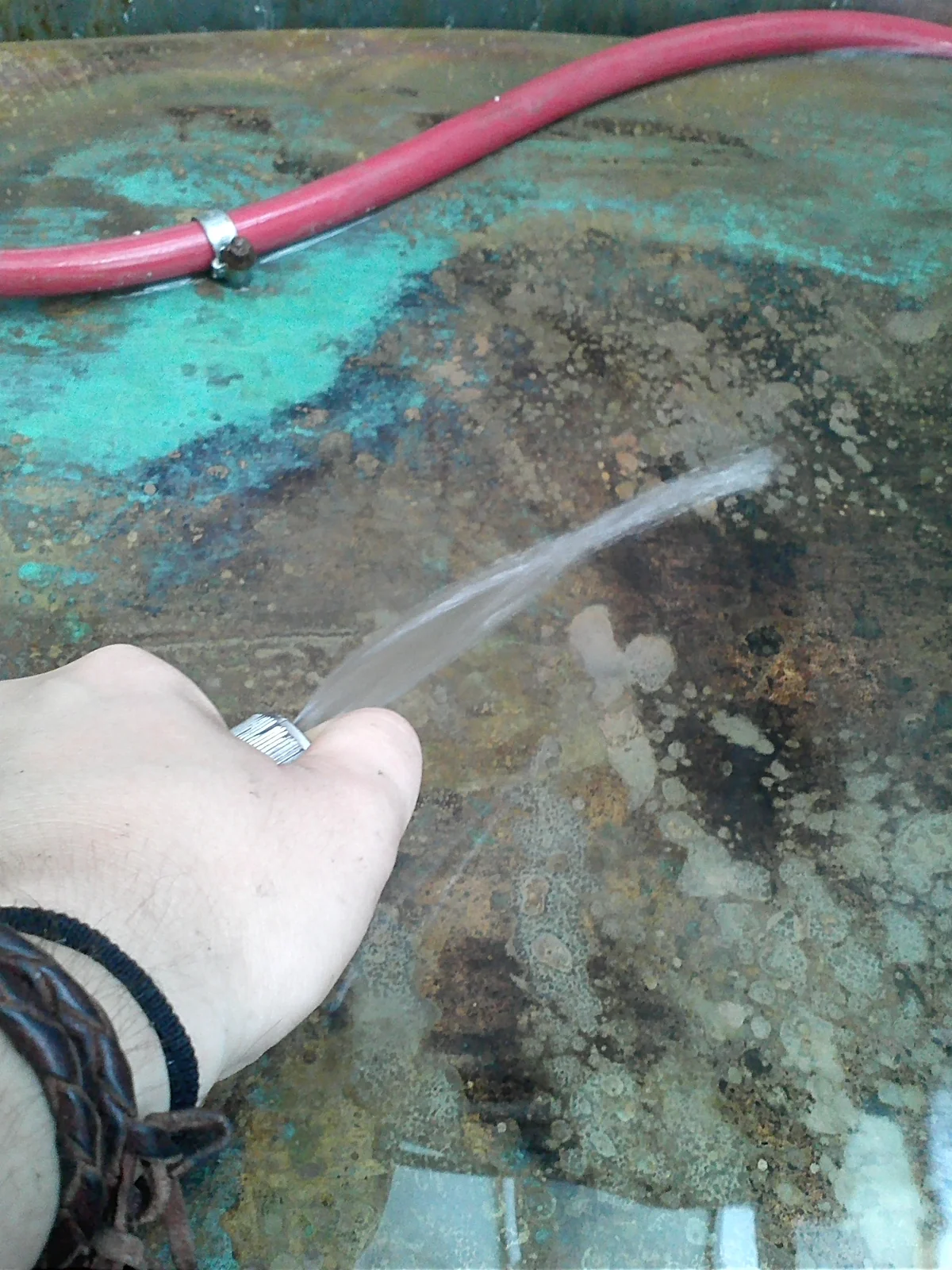 Aplicación de agua sobre la superficie patinada