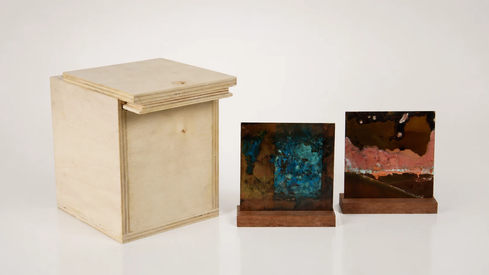 Caja de pátinas, caja de madera y piezas de metal patinado